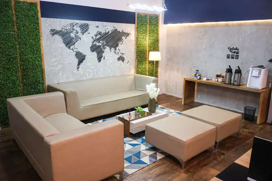 Lounge e ambiente de trabalho no 199 Offices Campo Grande MS