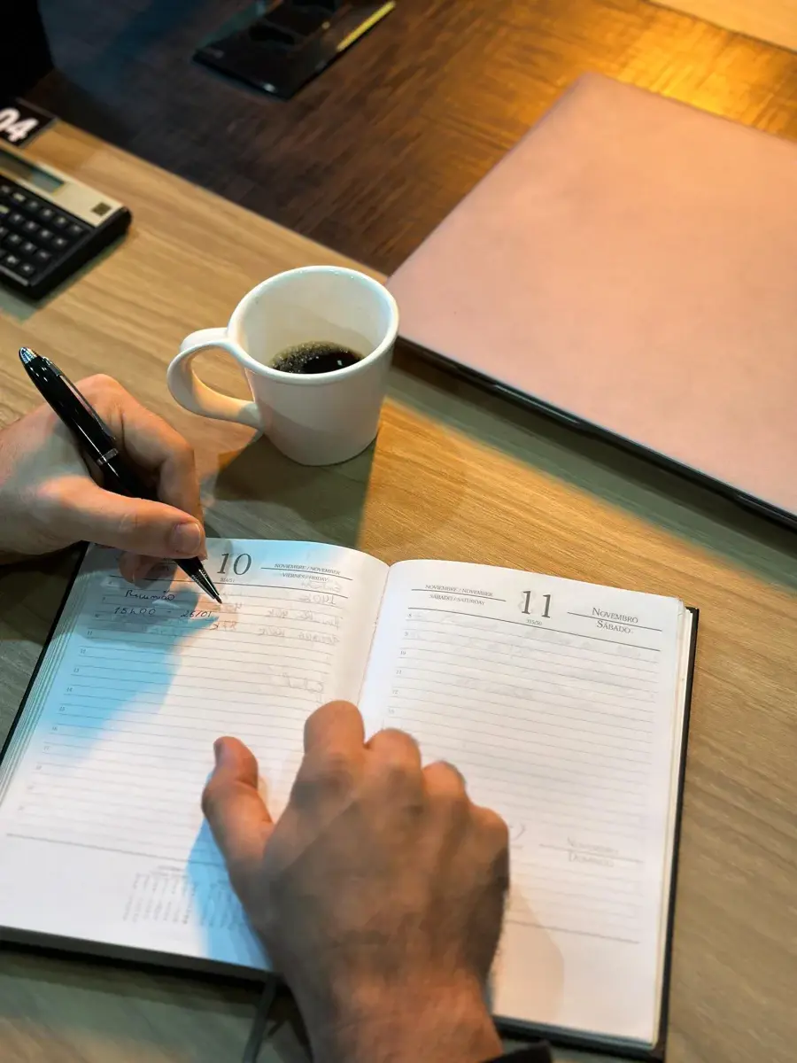 Estação de trabalho equipada em coworking — proteção de equipamentos profissionais em Campo Grande MS