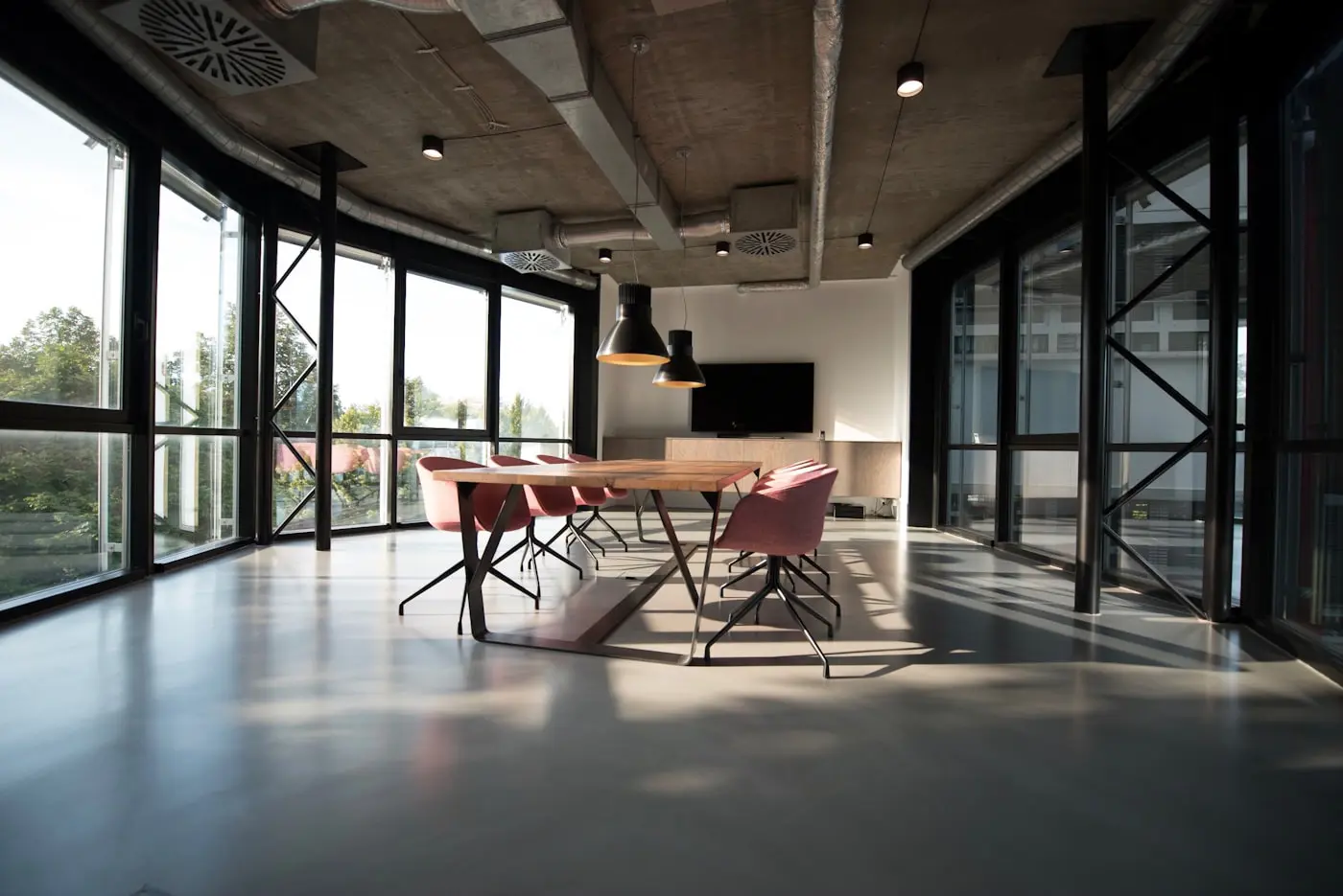 Ambiente de coworking moderno para rotina híbrida em Campo Grande/MS